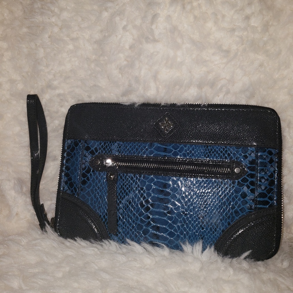 Simply Vera wristlet